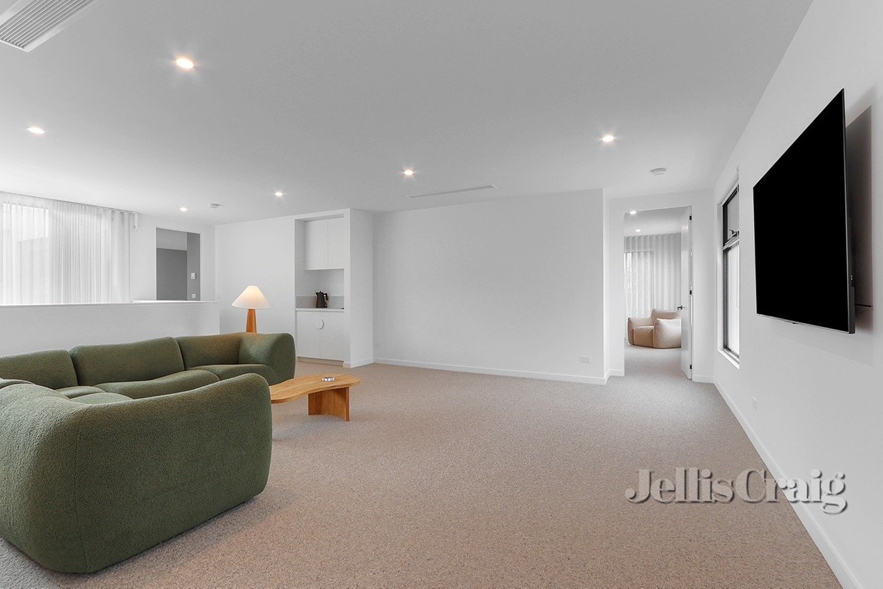 2 Hanwell Court, Glen Waverley image 4