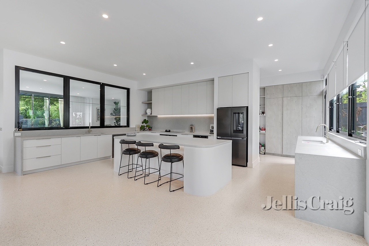 2 Hanwell Court, Glen Waverley image 3