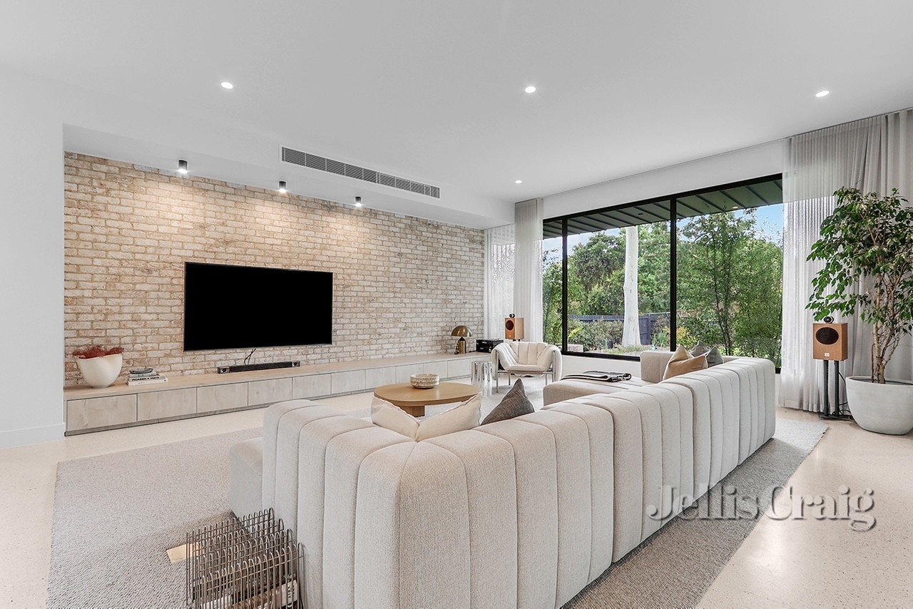 2 Hanwell Court, Glen Waverley image 2