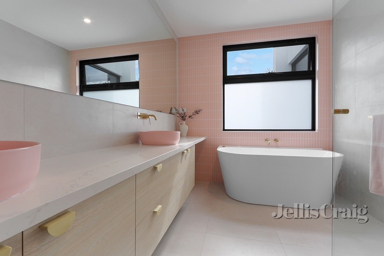 2 Hanwell Court, Glen Waverley image 8