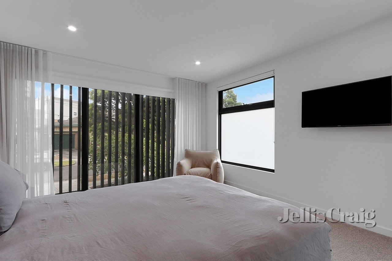 2 Hanwell Court, Glen Waverley image 7