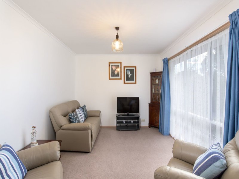 2 Hyde Park Walk, Mooroolbark image 3