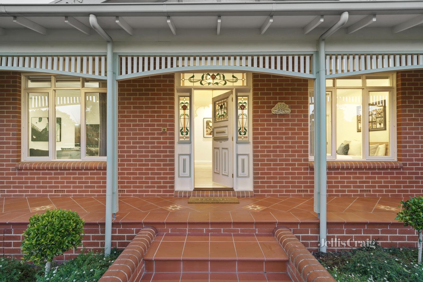 2 James Court, Diamond Creek image 2