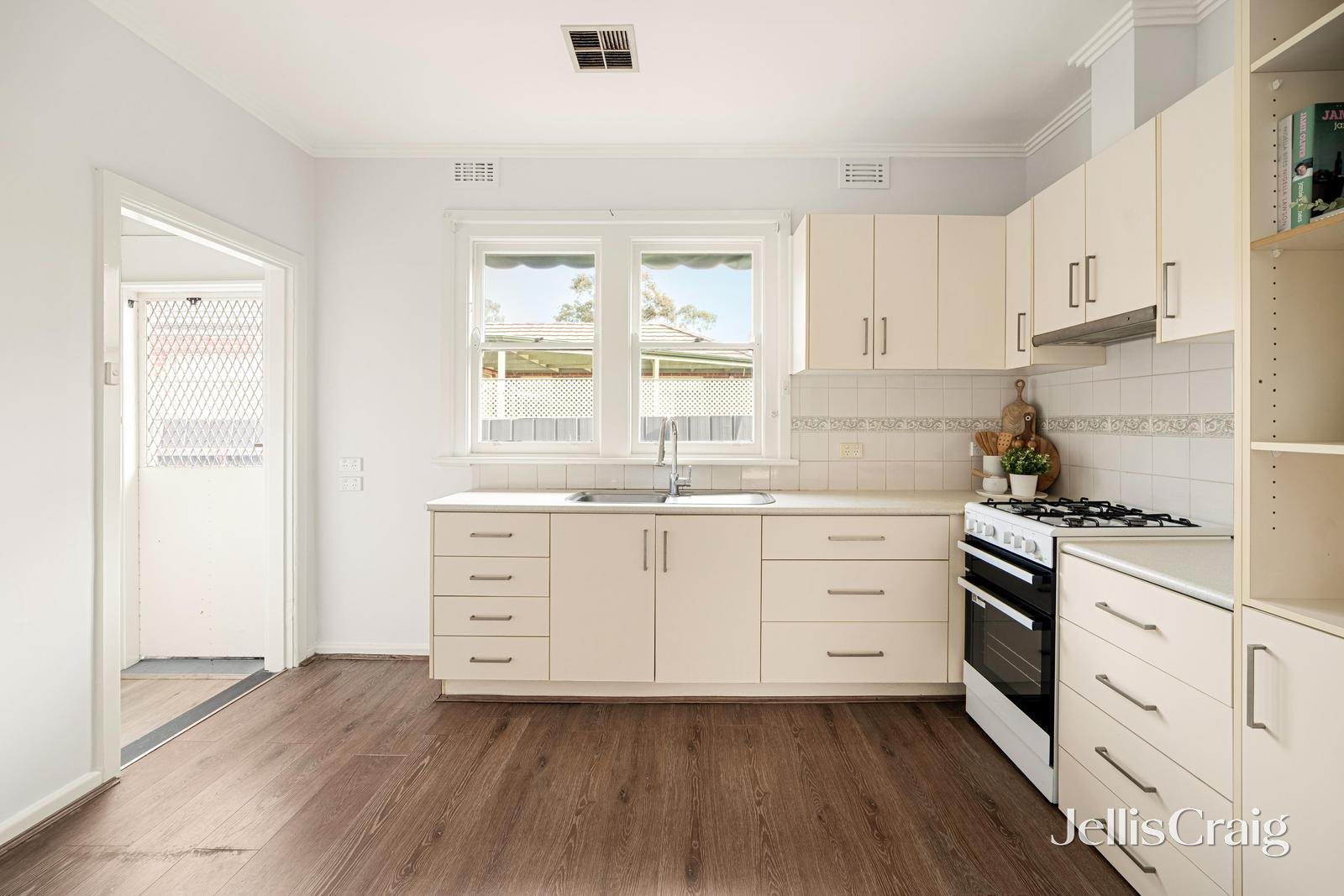 2 Johnston Street, Mentone image 4