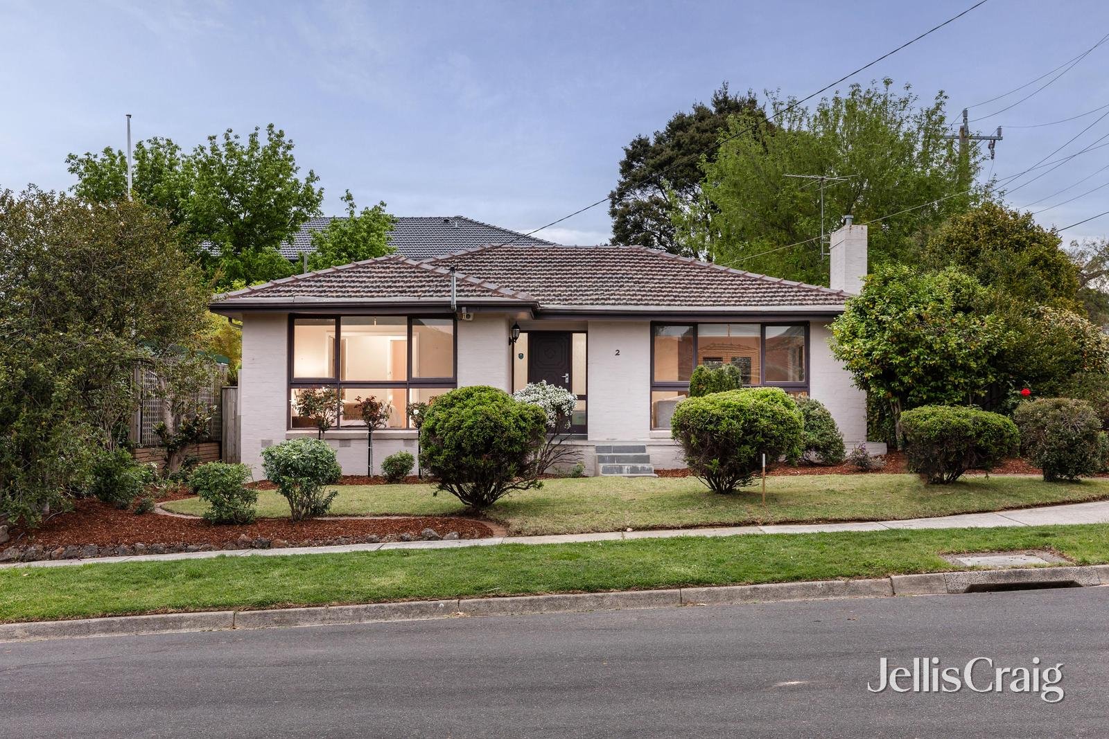 2 Landen Avenue, Glen Waverley image 1