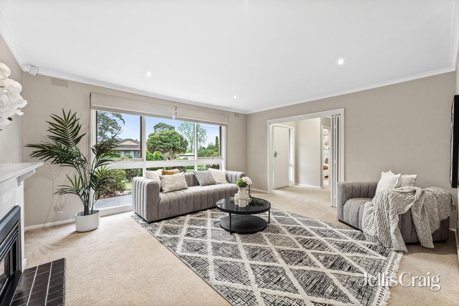 2 Landen Avenue, Glen Waverley image 3