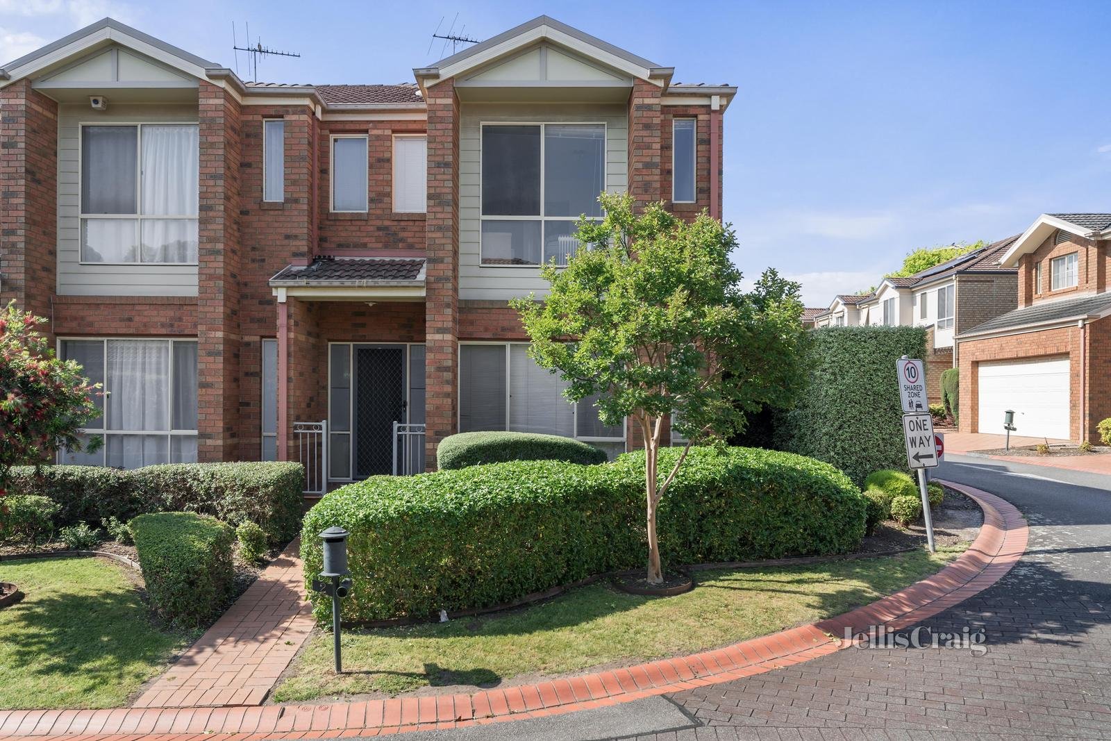 2 Larkspur Circuit, Glen Waverley image 1