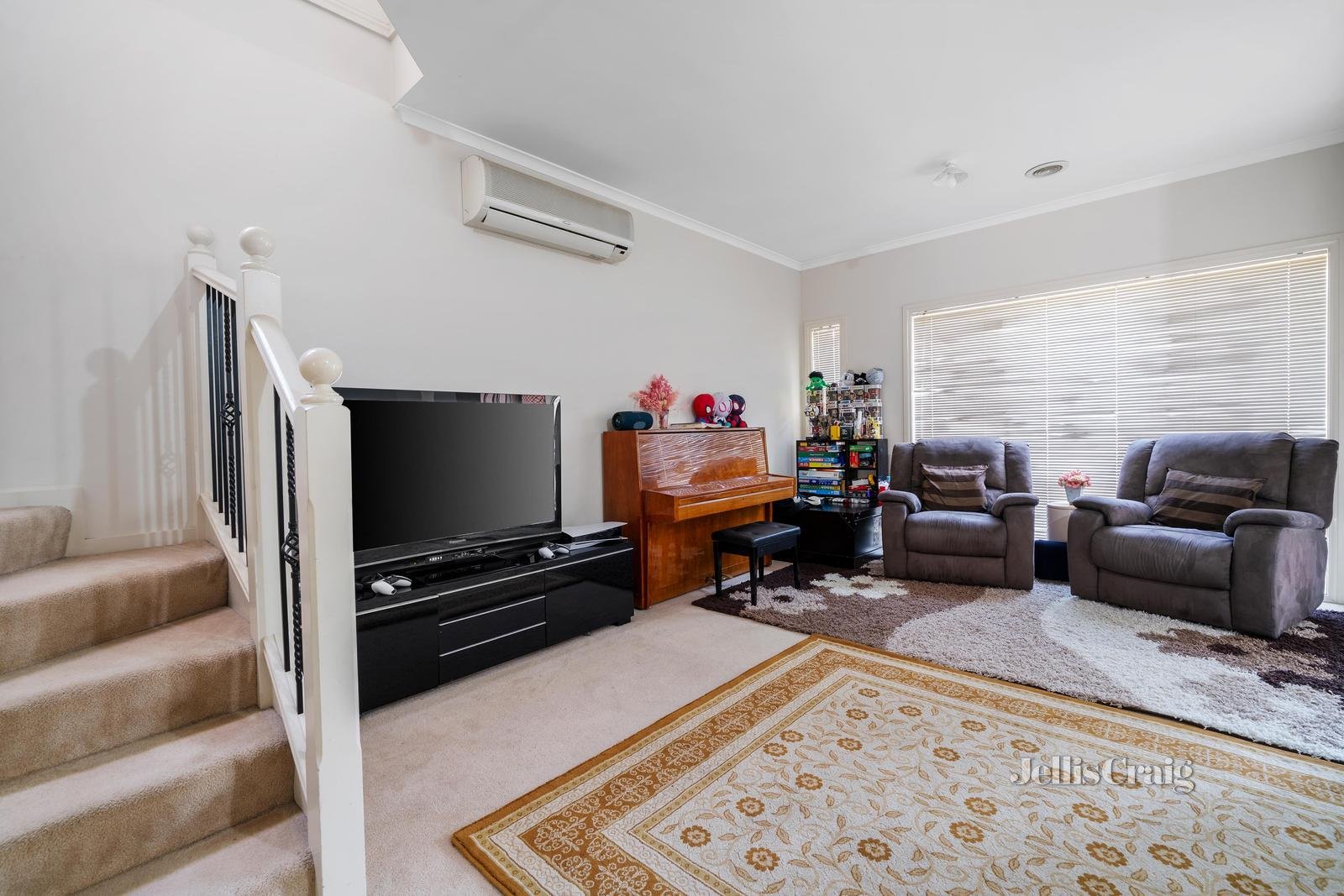 2 Larkspur Circuit, Glen Waverley image 2