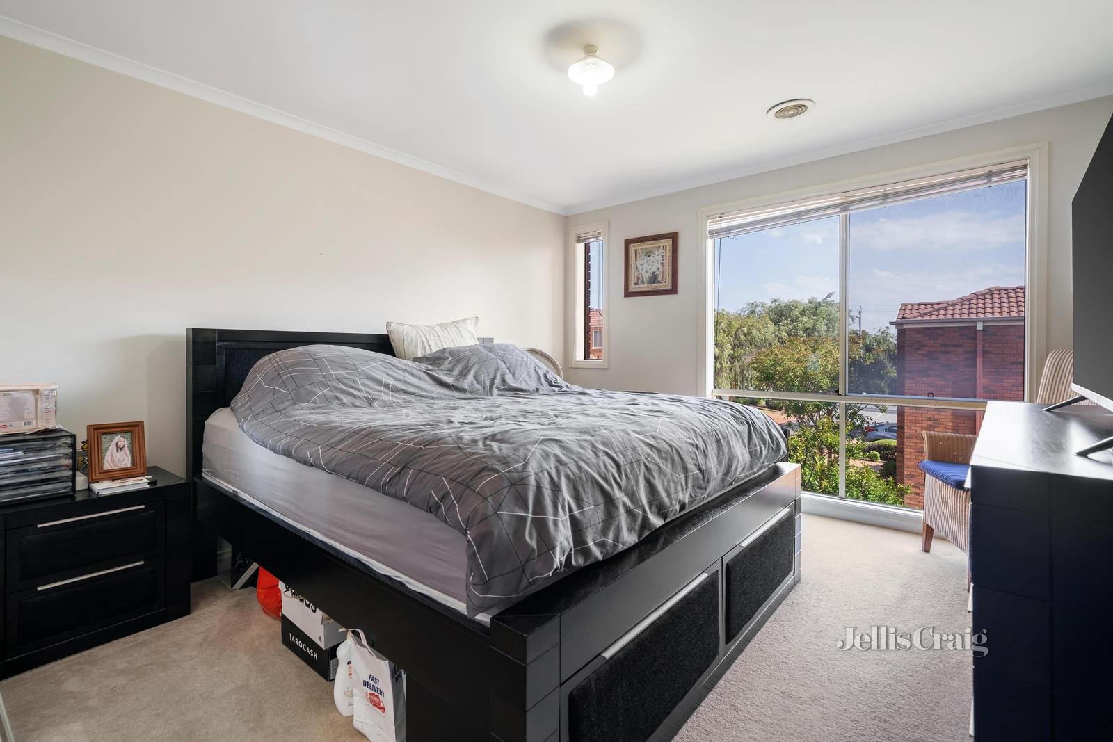 2 Larkspur Circuit, Glen Waverley image 4