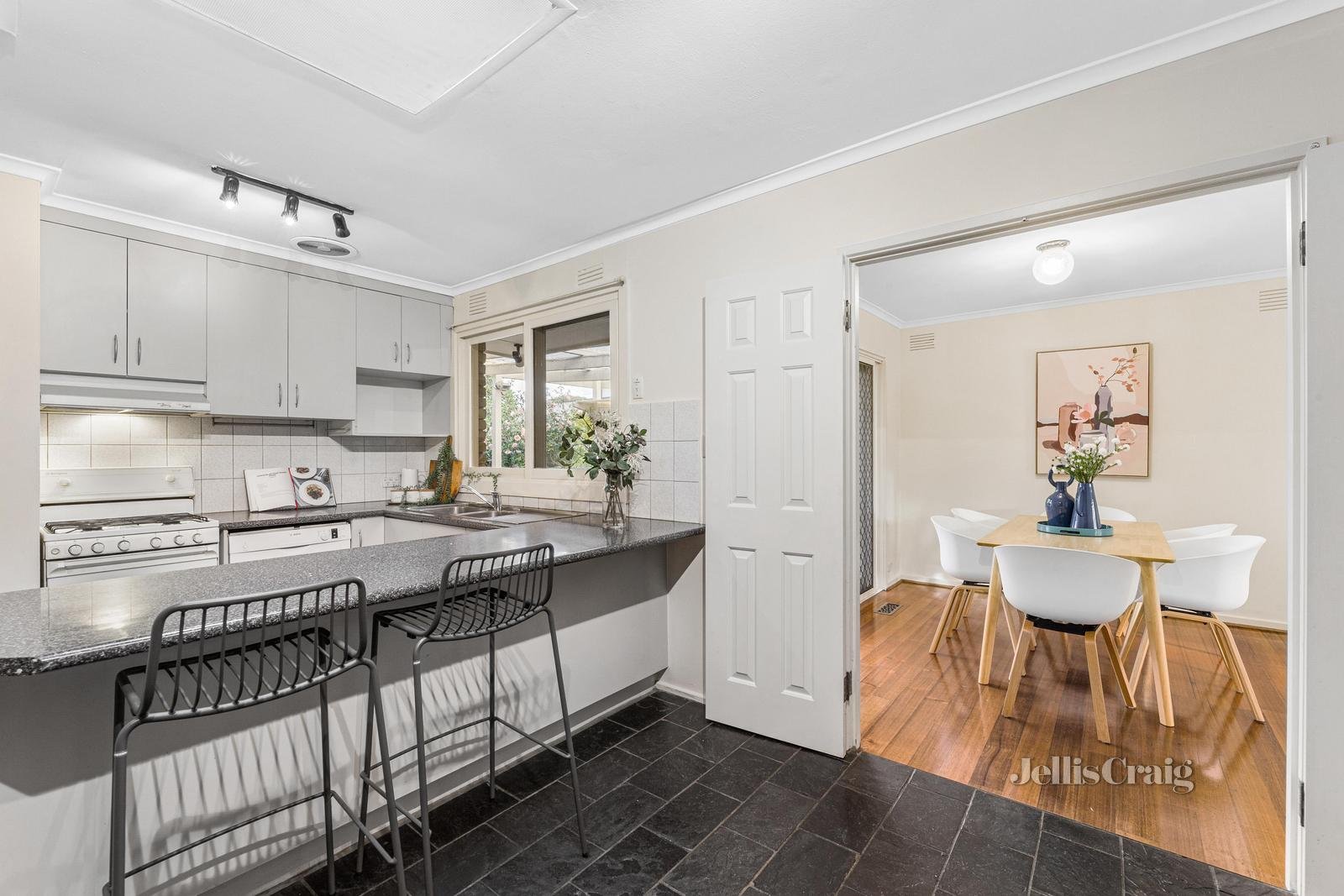 2 Leeds Road, Mount Waverley image 4