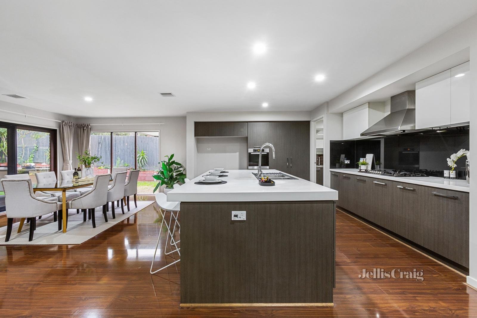 2 Lemon Grove, Mount Waverley image 4