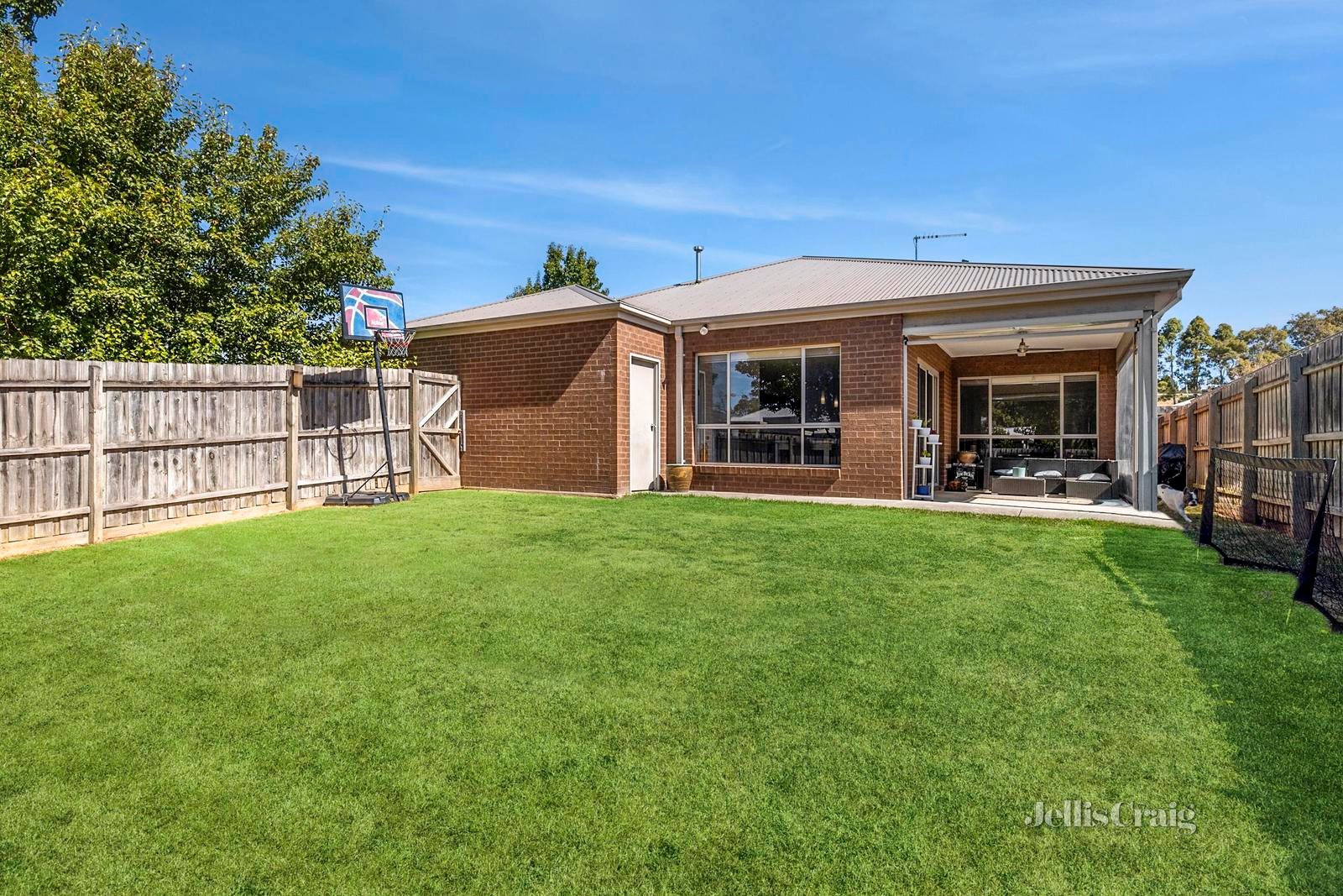 2 Ludbrook Court, Brown Hill image 6