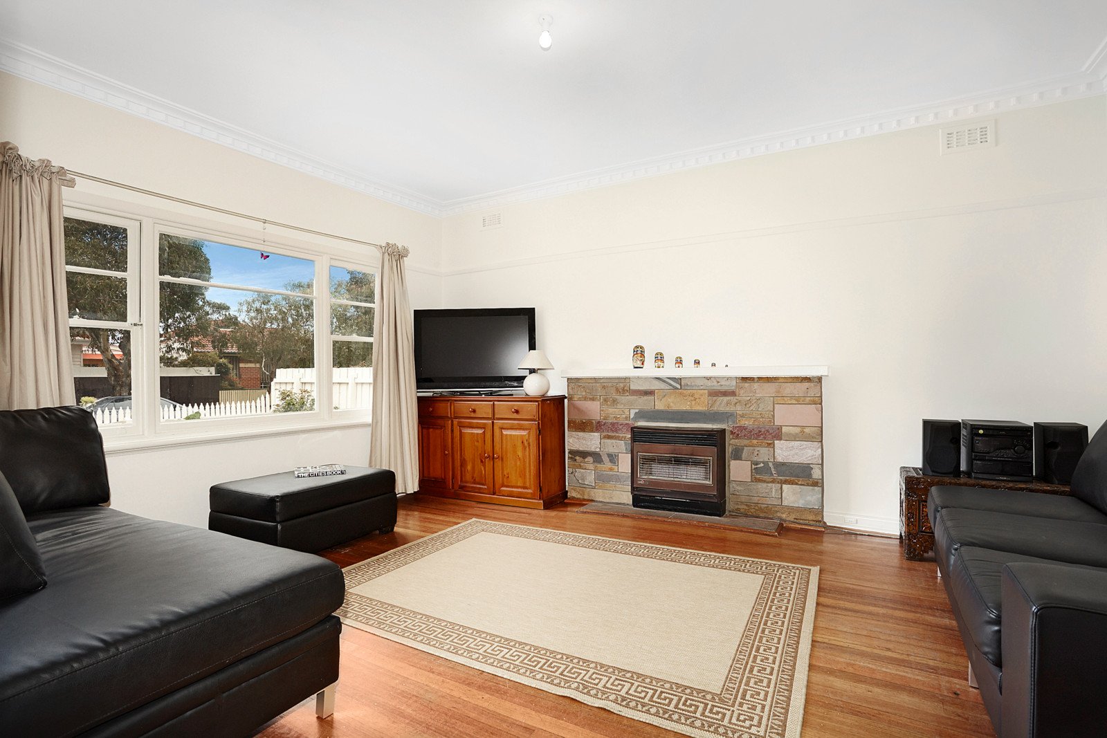 2 Lyttle Avenue, Essendon image 2