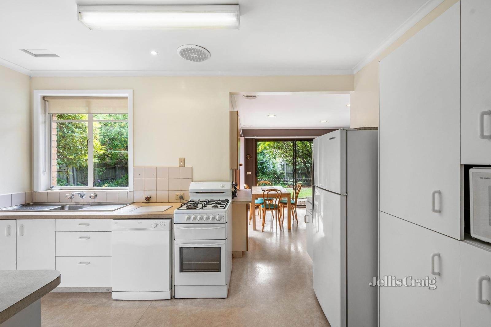 2 Magnolia Avenue, Bentleigh East image 6