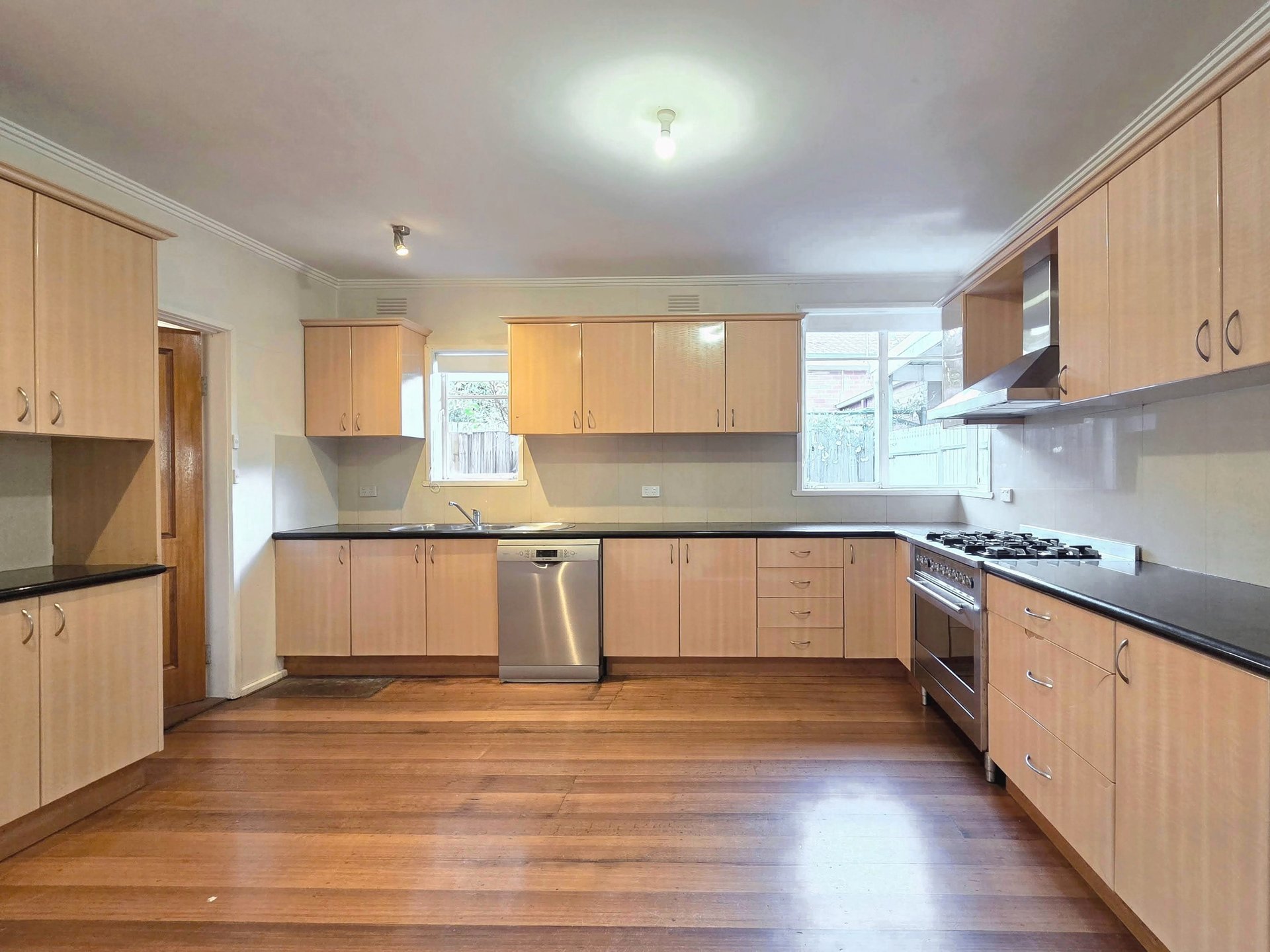 2 Mandowie Road, Glen Waverley image 3