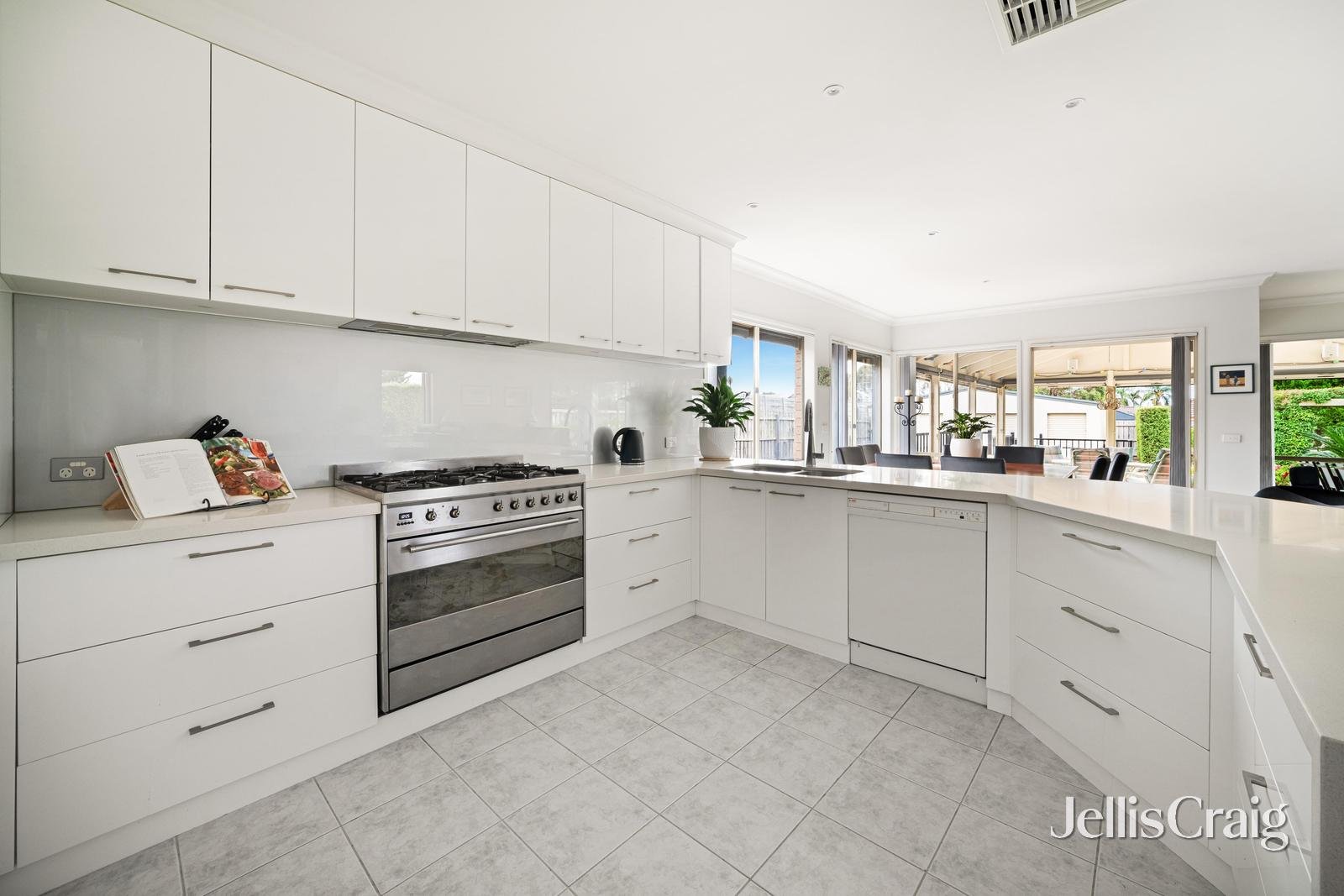 2 Manor House Drive, Mornington image 3