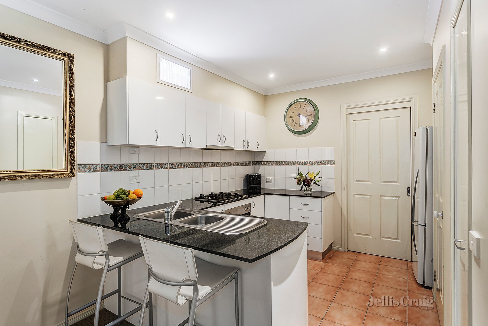 2 Maple Grove, Mitcham image 4