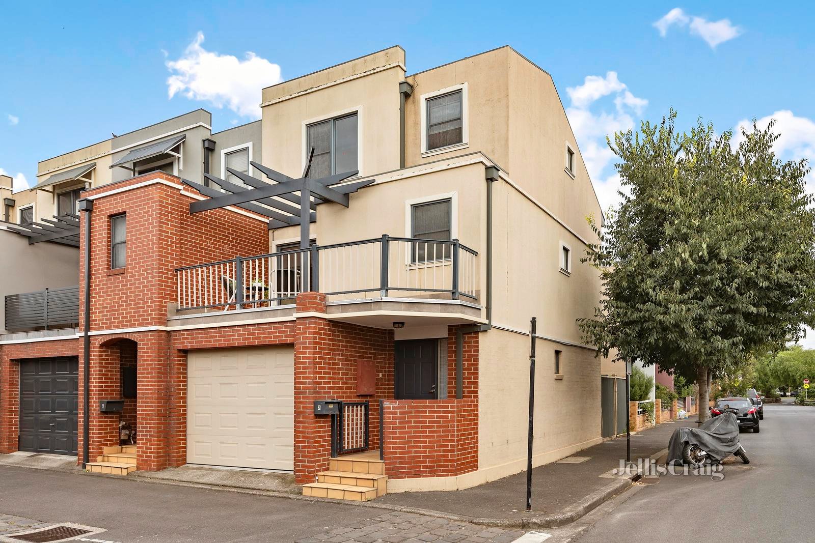 2 McNamara Mews, Kensington image 1