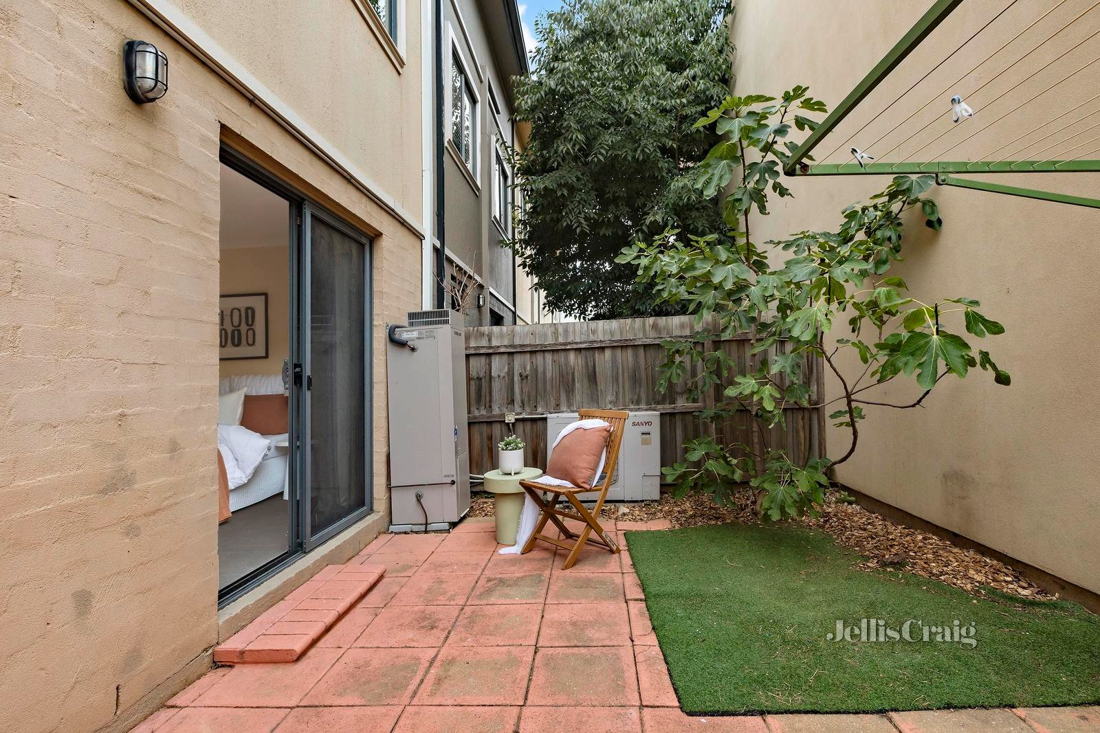 2 McNamara Mews, Kensington image 8