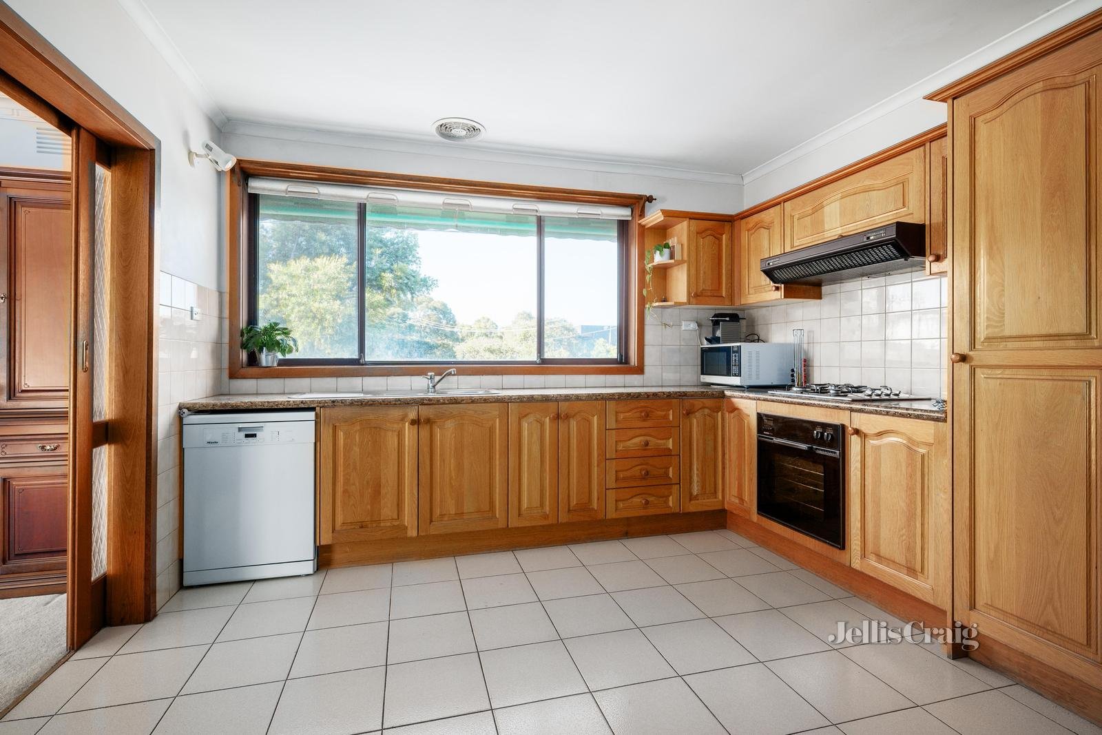 2 Melissa Street, Mount Waverley image 3