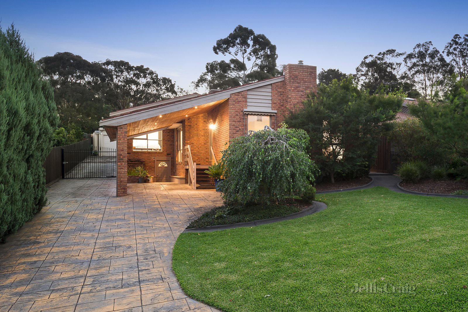 2 Murrindal Close, Eltham North image 1