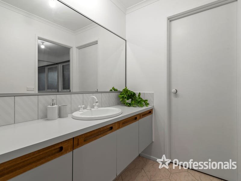 2 Nandina Close, Warranwood image 14