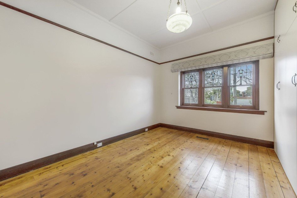 2 Narrawong Crescent, Caulfield South image 6