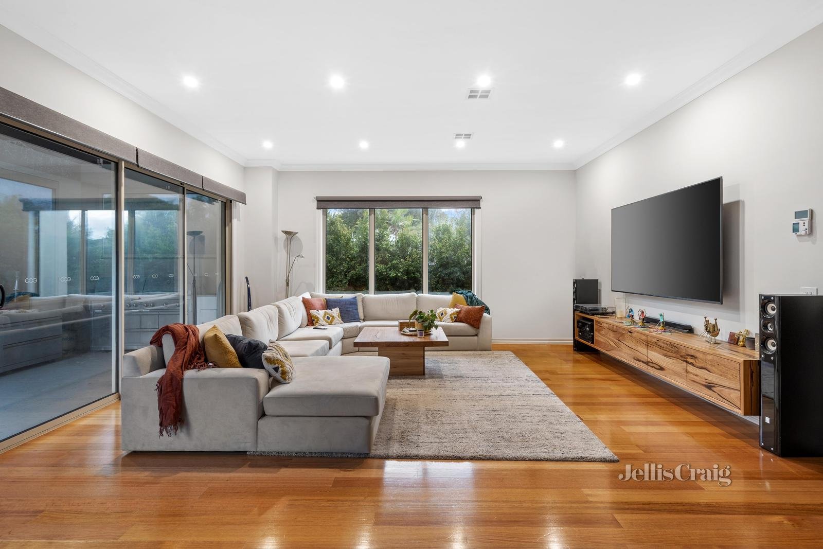 2 Ormiston Street, Mount Waverley image 4
