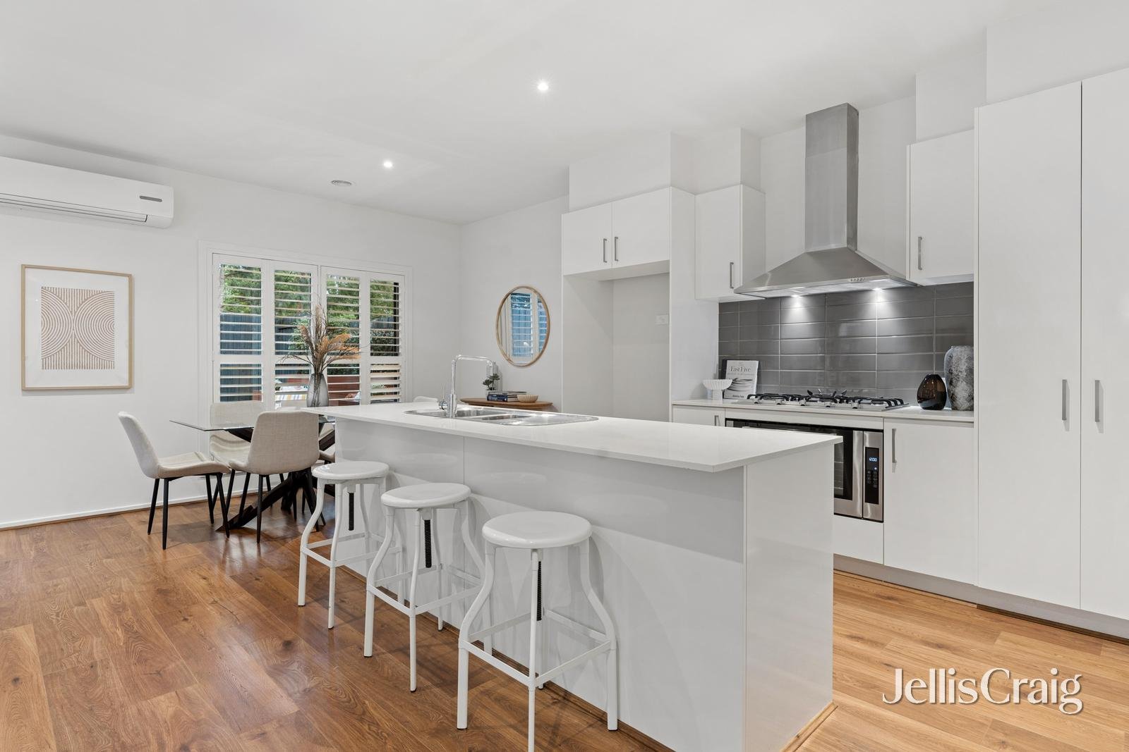 2 Silvergrass Court, Croydon image 5