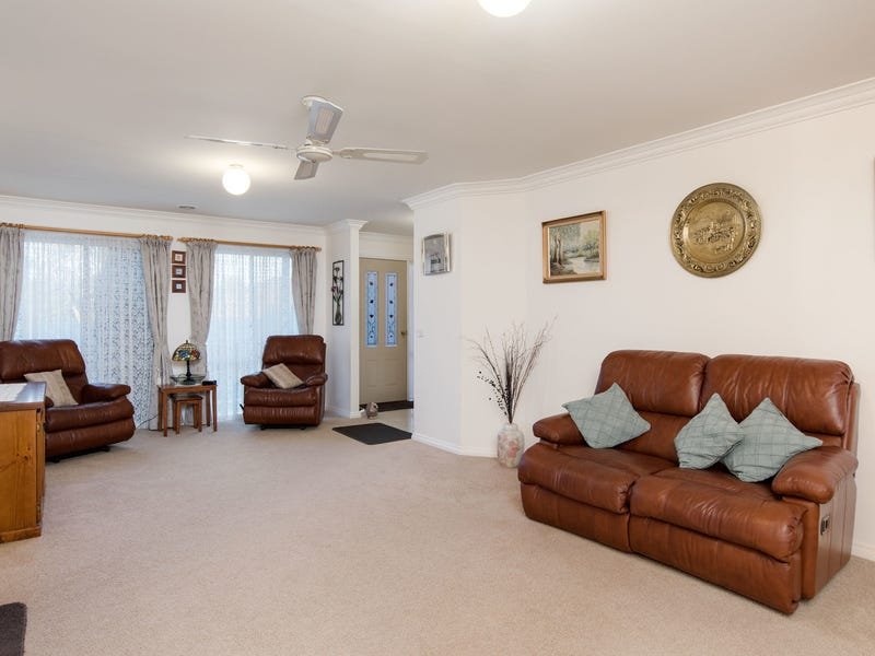 2 St James Park Rise, Mooroolbark image 2