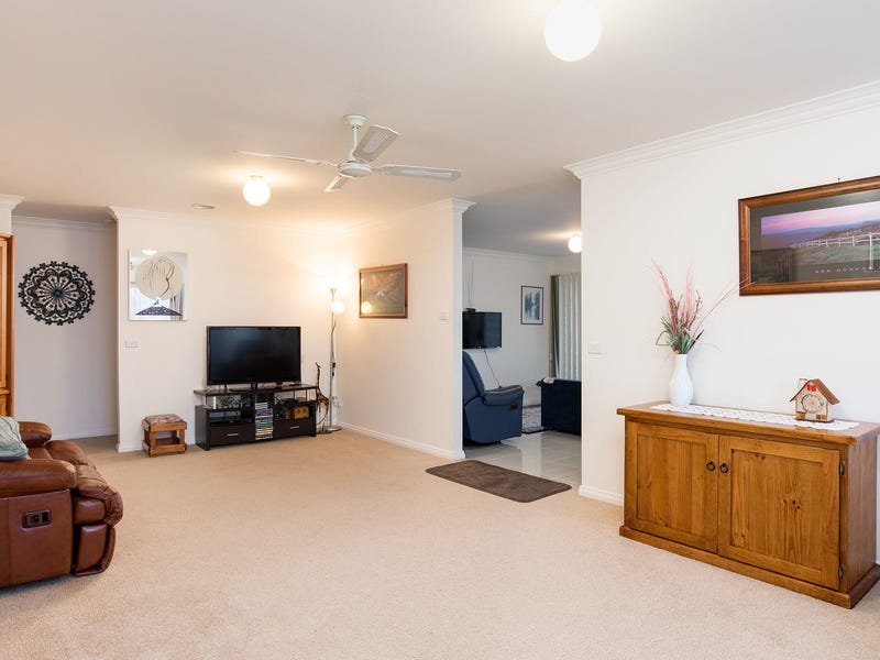 2 St James Park Rise, Mooroolbark image 3