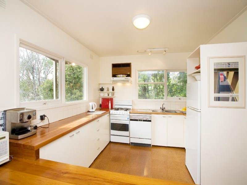 2 Tarrangower Avenue, Mitcham image 5