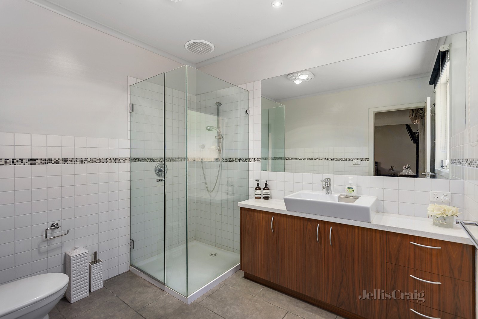 2 Upland Court, Eltham North Vic 3095 image 7