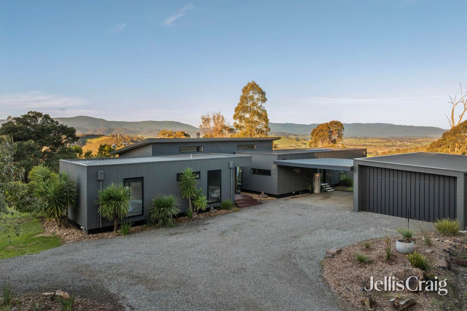 2 Uplands Road, Yarra&nbsp;Glen image 1