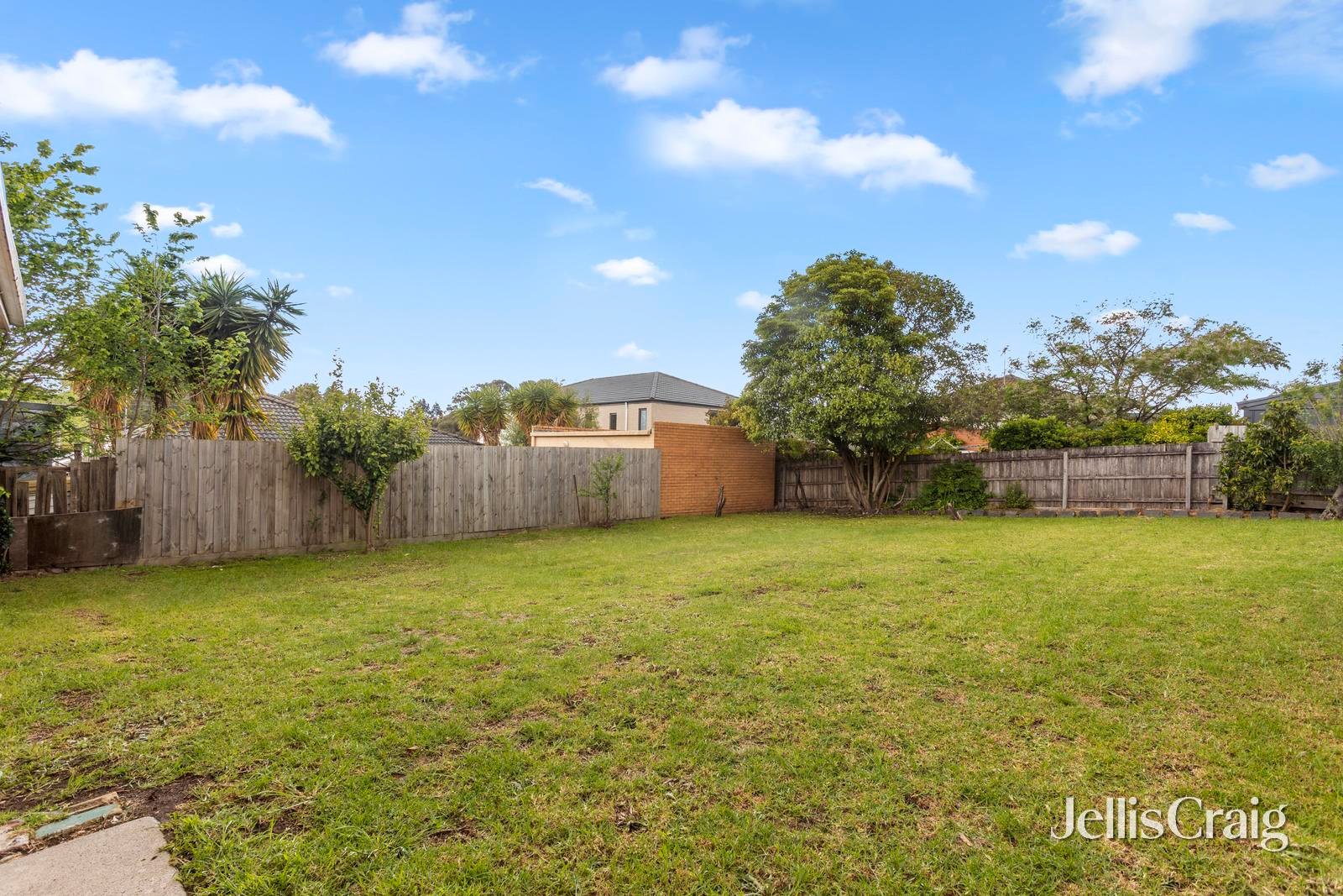 2 Walton Heath Crescent, Mount Waverley image 7
