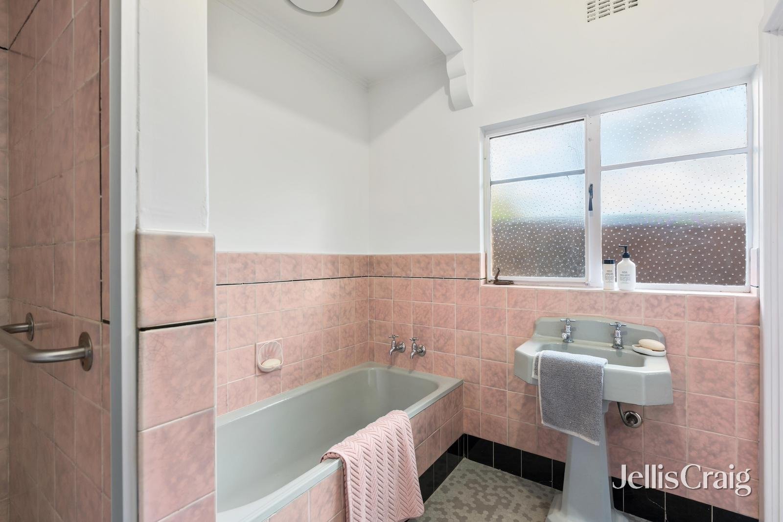 2 Wanbrow Avenue, Balwyn North image 7