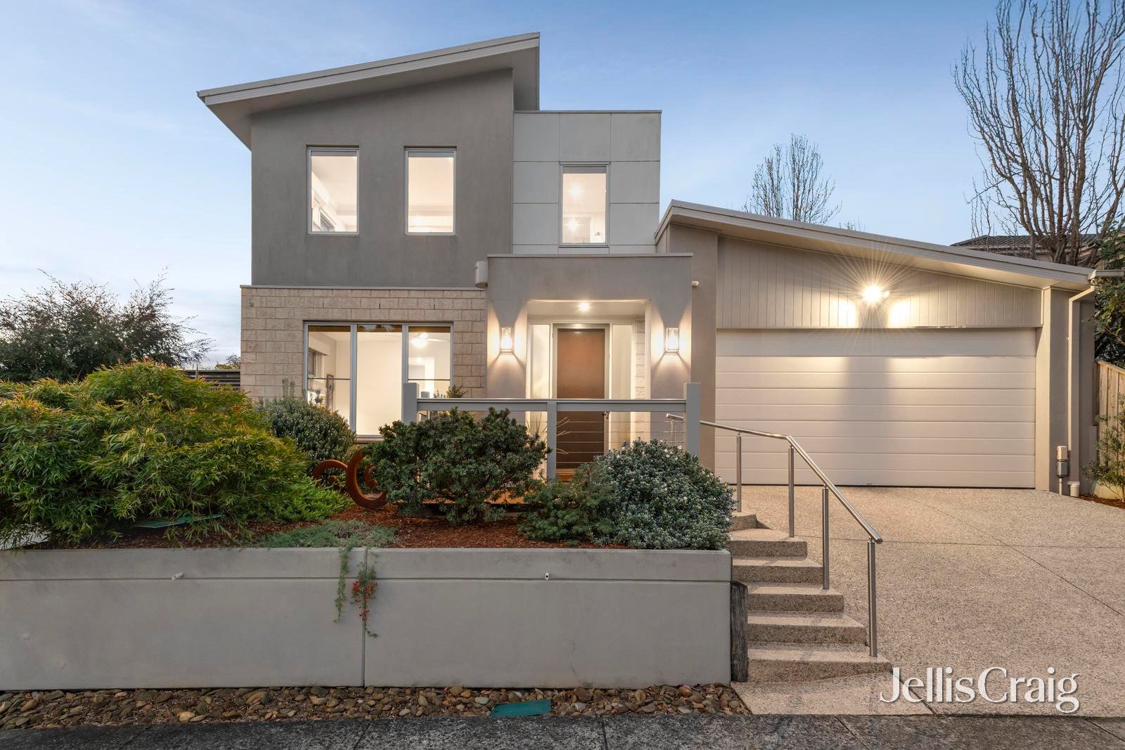 20 Auburn Grove, Croydon South image 1