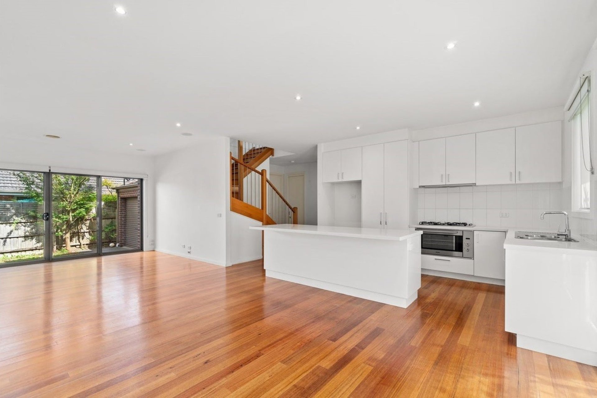 20 Fromhold Drive, Doncaster image 2