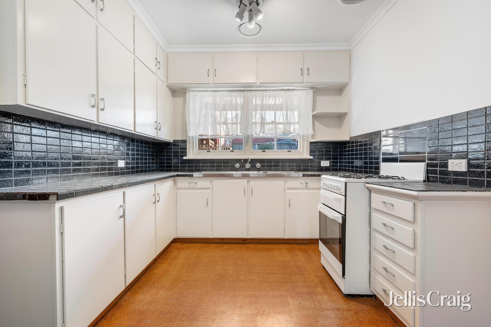 20 Greenways Road, Glen Waverley image 4