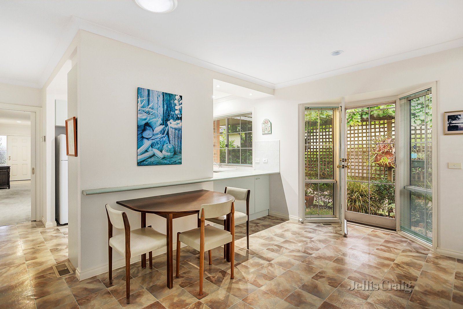 20 Swayfield Road, Mount Waverley image 5