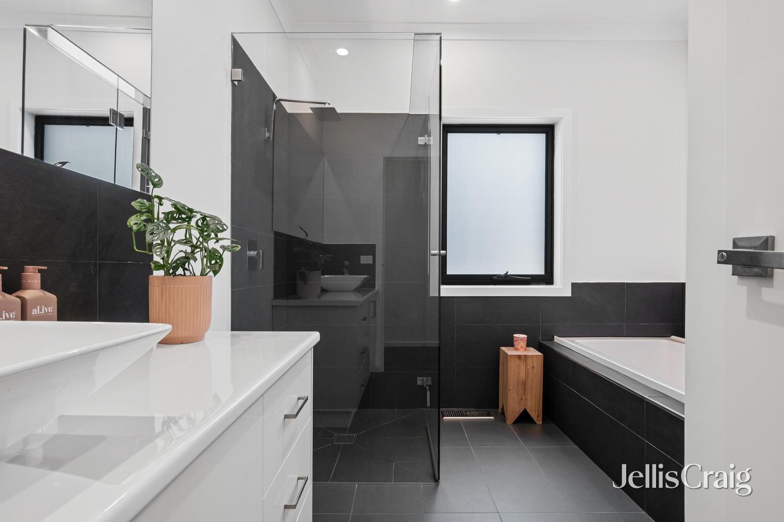 20 Tiverton Circuit, Mooroolbark image 9