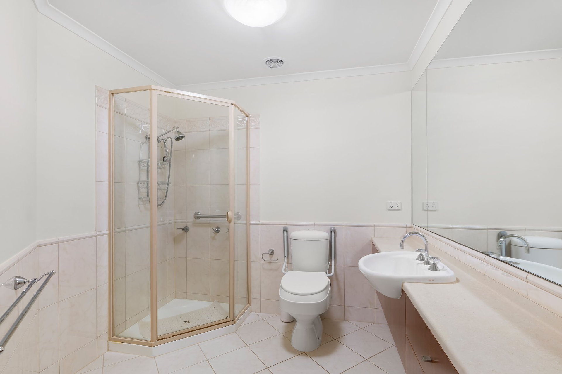 2005/2 Sovereign Point Court, Doncaster image 6
