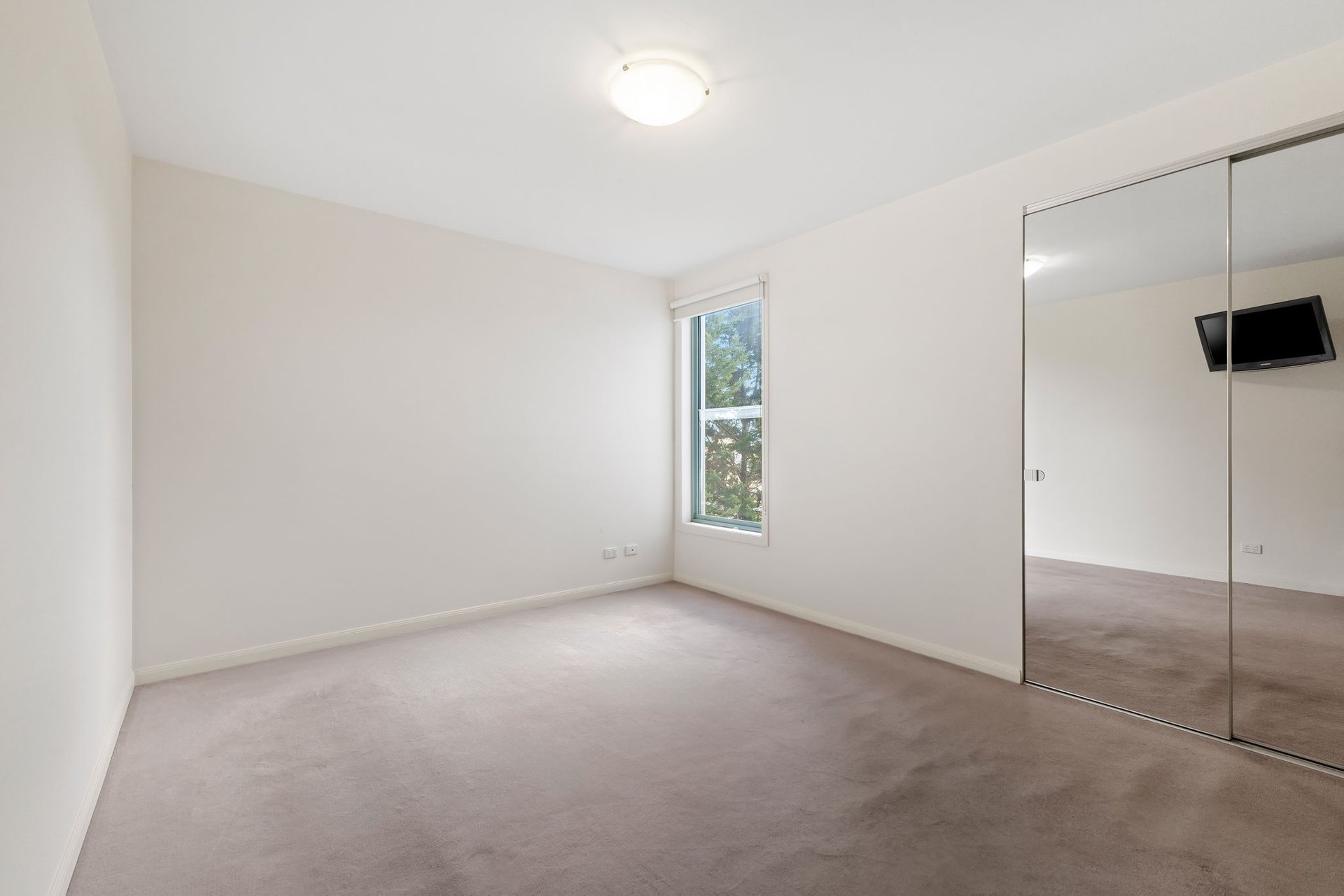 2005/2 Sovereign Point Court, Doncaster image 4