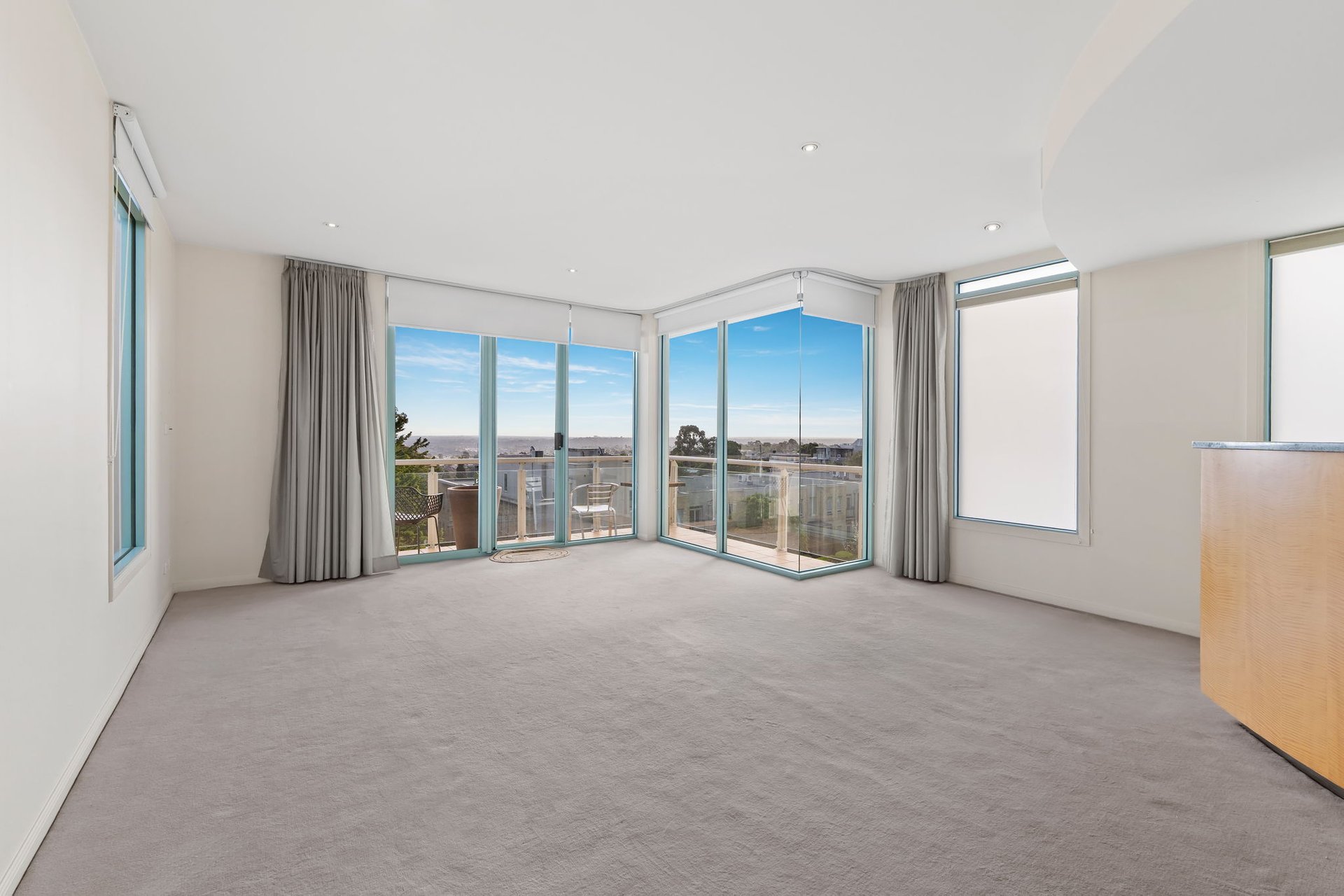 2005/2 Sovereign Point Court, Doncaster image 2