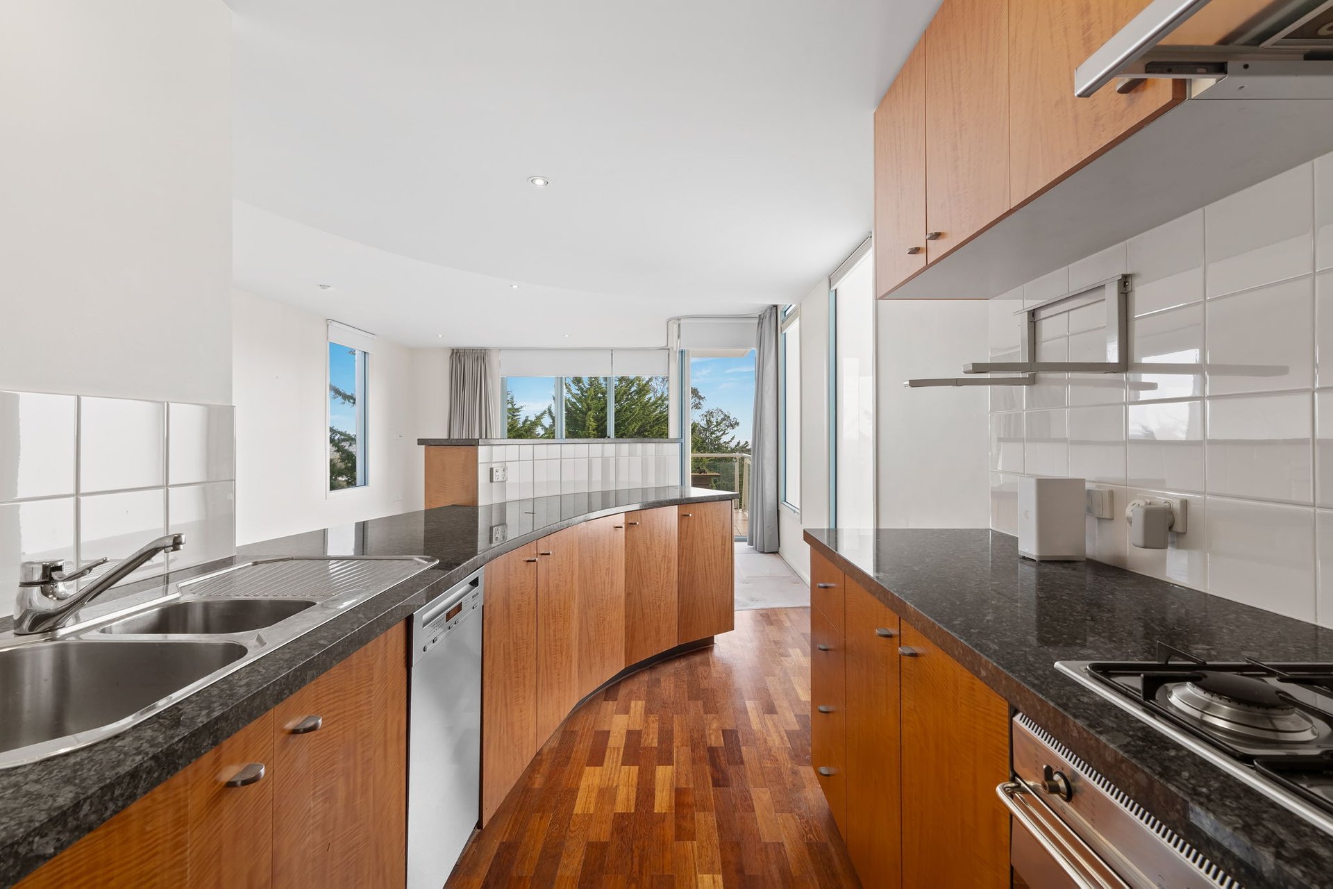 2005/2 Sovereign Point Court, Doncaster image 3