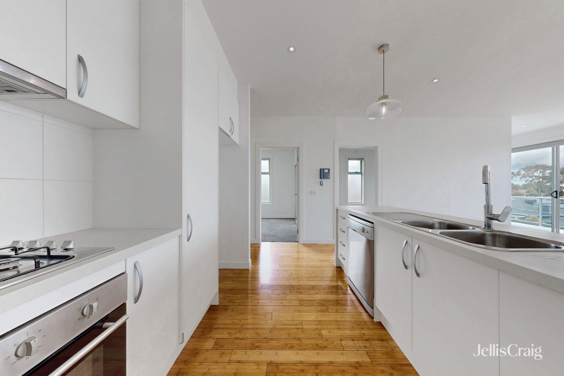 201/135 Lower Dandenong Road, Mentone image 5