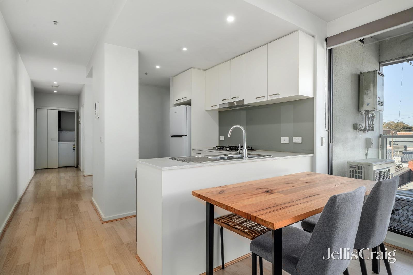 201/300 Middleborough Road, Blackburn image 1