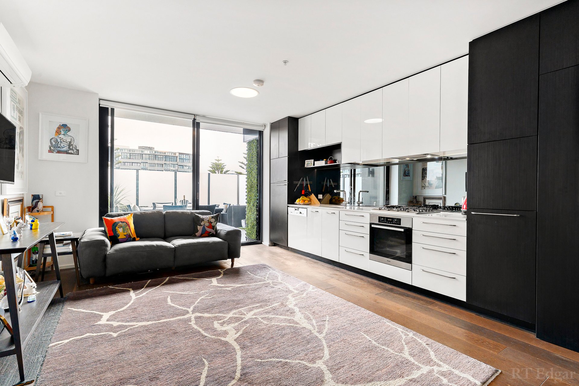 201/40 Beach Street, Port Melbourne image 2