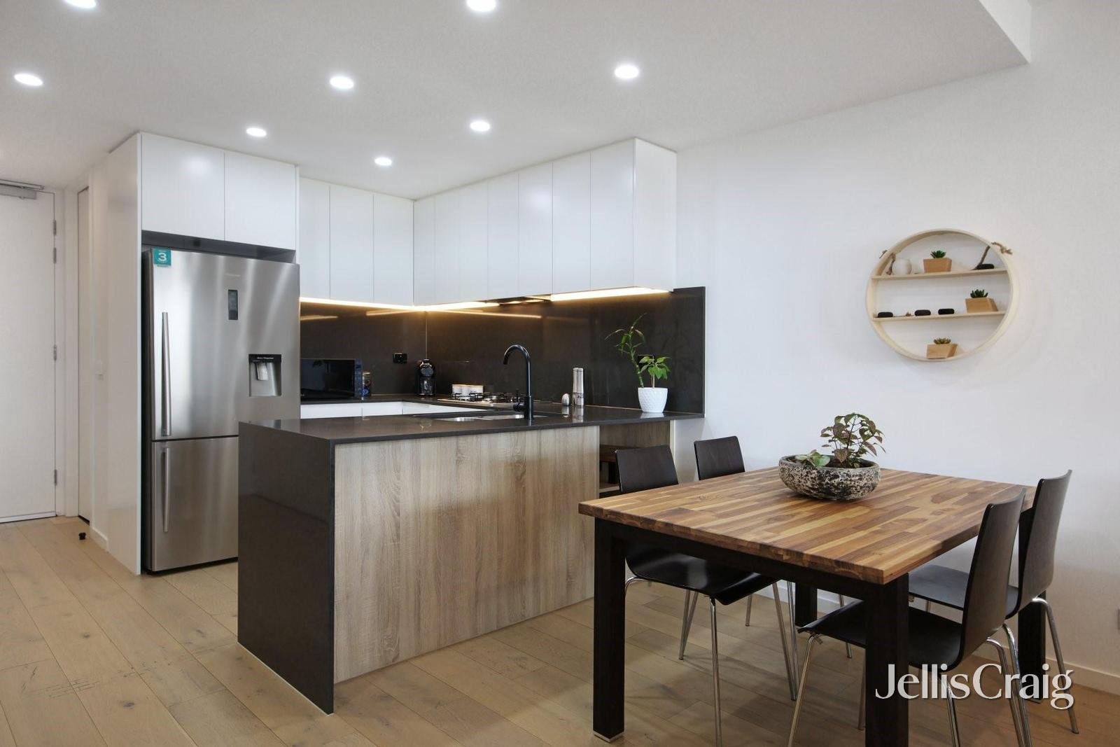 202/215 Chesterville Road, Moorabbin image 3