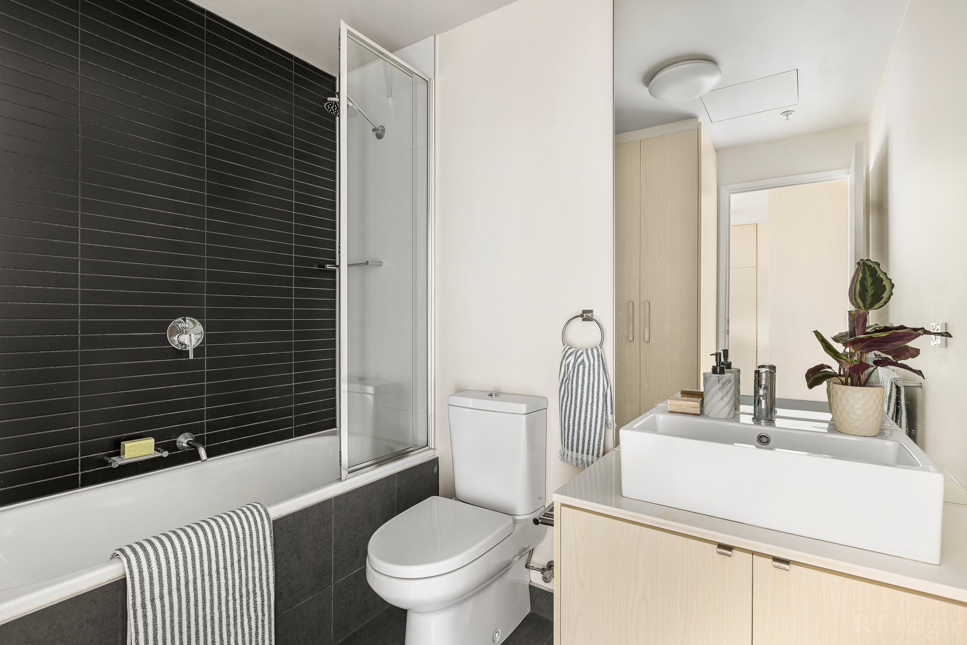 Property Gallery Thumbnail 9